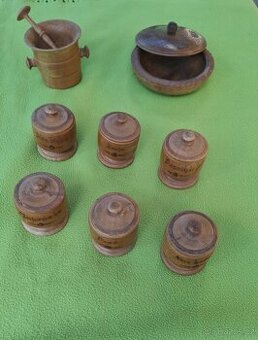 Retro - dřevěné + hrnky, konvice.