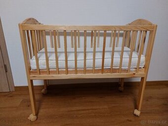Dětská postýlka se stahovací bočnicí, matrací a kolečky