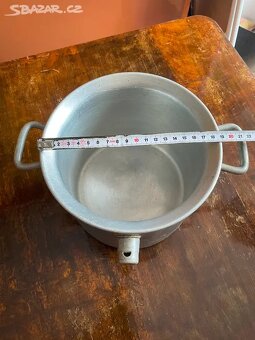 Staré smaltované poklice, hrnec, misky, mlékovar