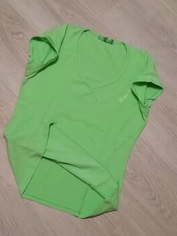 TRIČKO S MODERNÍM VÝSTŘIHEM - Vel.M / zn.Benter