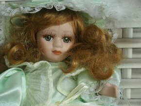 Porcelánová panenka - malá, světle zelená