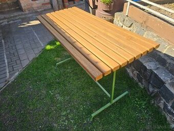 Zahradní stůl