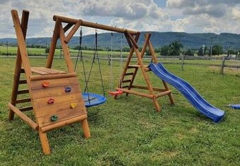 Dětské hřiště se skluzavkou, houpačka, skluzavka