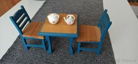 Dřevěný stůl a 2 židle