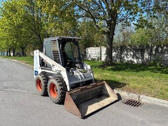 Kolový smykový nakladač Bobcat M753, hmotnost 2.28t