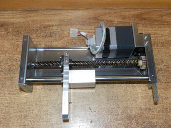 Lineární posuv, krokový motor s převodovkou, rozsah 130 mm