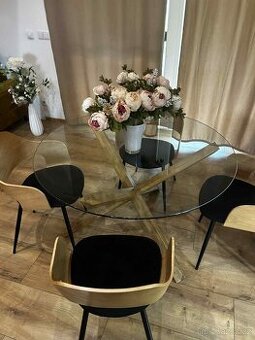 ✨ Skleněný jídelní stůl + 4 designové židle – 7000 Kč ✨