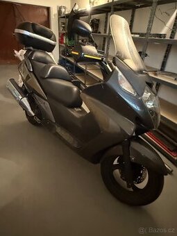 Honda Silver Wing 400 – pohodlný skútr na cestování  Rok výr