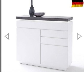 Bílá komoda s imitací betonu