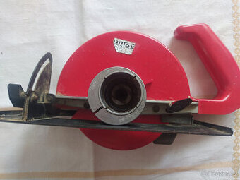 Pokosová pila, ruční bruska a vodní čerpadlo