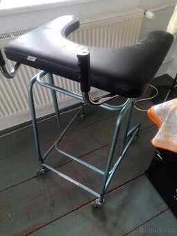 Chodítko na kolečkách, židle WC, sedák na vanu