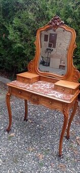 Toaletka s mramorovou deskou