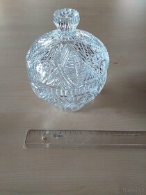 Broušená skleněná dóza