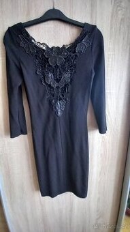 Černé společenské šaty s krajkovou ozdobou zn. Amisu