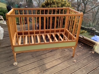 dětská postýlka dřevěná