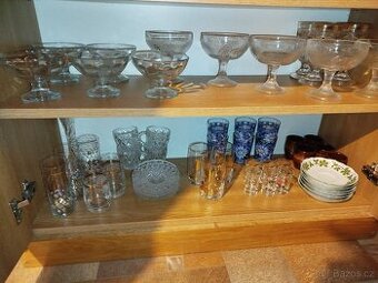 Skleničky, hrnečky...