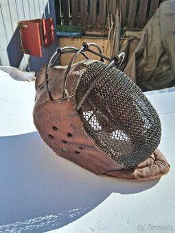 Starožitná šermířská helma