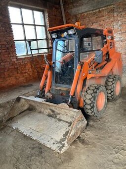 Smykový nakladač Locust 853