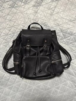 Černý dámský koženkový batoh