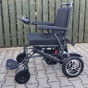 Skládací elektrický invalidní vozík.
