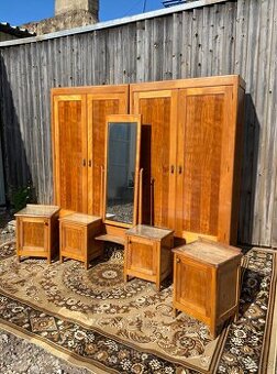 Šatní skříně, toaletka, noční stolky