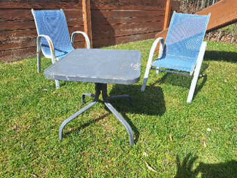 Dětský stoleček se dvěma židličkami