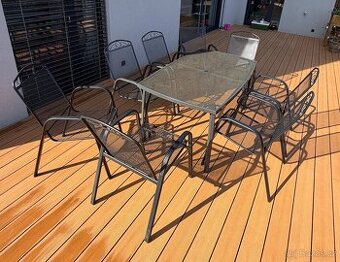 kovový stůl a 8 židlí