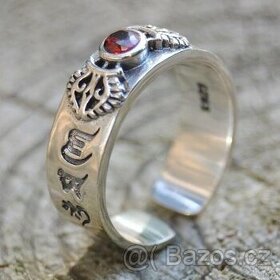 Nádherný stříbrný prstýnek je zdoben symbolem Om s granátem