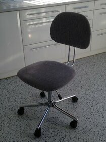 Kovovou otočnou židli s natasvitelnou výškou židle - 1