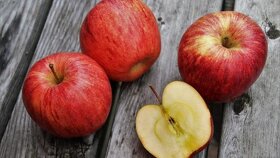 Nabídka jablka, ořechy a dřevo