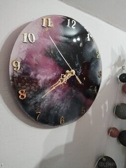 Hodiny z epoxidové pryskyřice