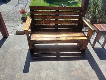 Prodám lavičku vyrobenou z plalet