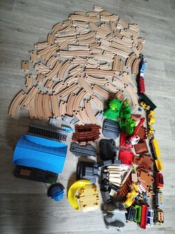 Sada dřevěných kolejí a vláčků a doplňků, zn. Playtive - 1