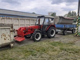 Traktor zetor 7245 s rampovacem a vlekem