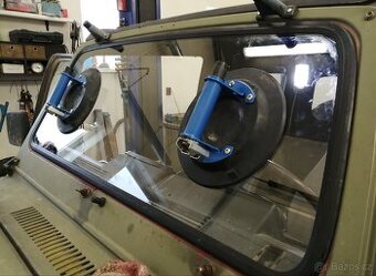 Sklo Suzuki Samurai