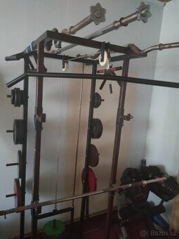 Kompaktní posilovací věž se stojany, kladkou, držáky