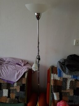 Stojící tyčova lampa