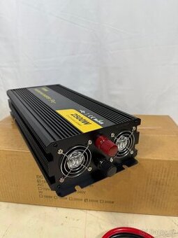 Napájecí invertor 2500W LCD Displej - 1