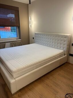 Bílá koženková postel