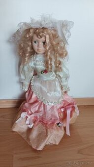 Stará porcelánová panenka