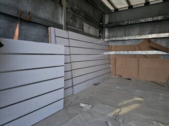 Panely s drážkami na zavěšení zboží