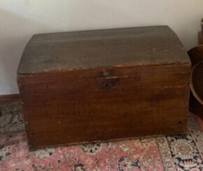 PRODÁM STAROU DŘEVĚNOU TRUHLU