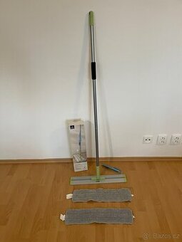 Plochý podlahový mop s posuvným kloubem