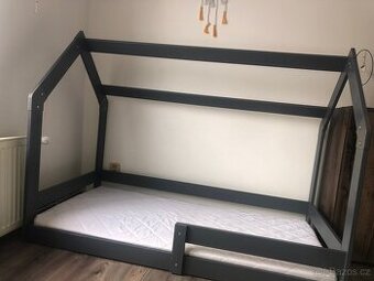 Dětská domečková postel