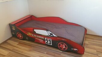 Postel s bočnicemi tvaru auta