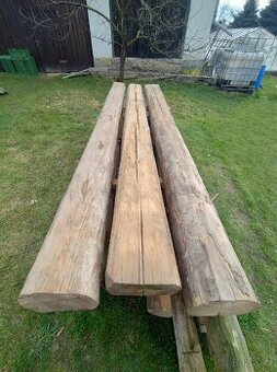 Staré tesané masivní stropní trámy