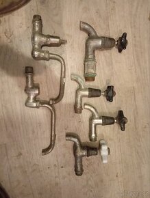 Staré mosazné kohouty uzávěry vody