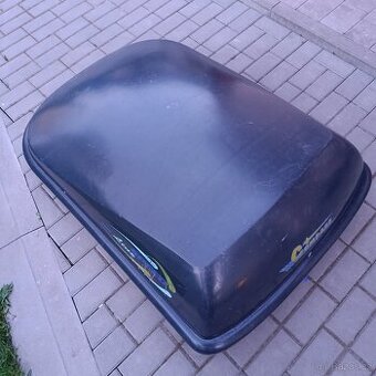 Střešní box na auto