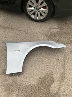 BMW e60 pravý blatník