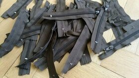 Zip plastový tmavě hnědý nedělitelný 14,5 cm -35ks